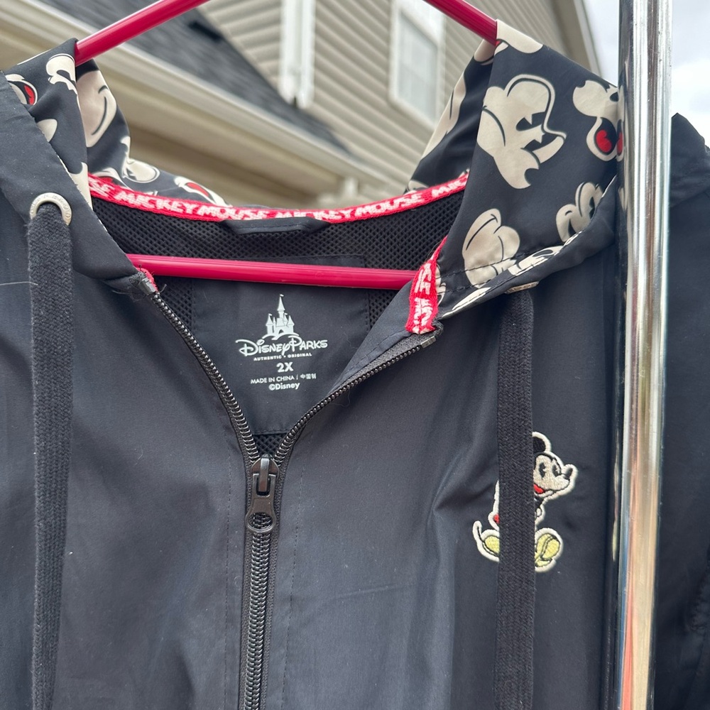 VERY NICE Disney Parks Mickey Mouse RainJacketWASHES  well Black/cream/red